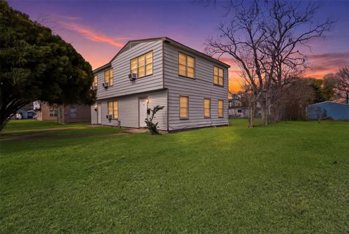 1228 5th Ave N, Texas City, TX, 77590-7532 | Card Image