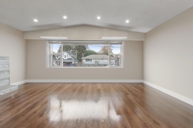 12042 York St, House other with 4 bedrooms, 2 bathrooms and 3 parking in Maple Ridge BC | Image 13