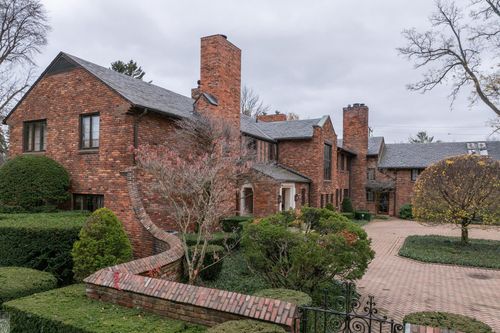 379 Lakeland St, Grosse Pointe, MI, 48230-1652 | Card Image