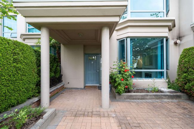 Property entrance with stucco siding | Image 22