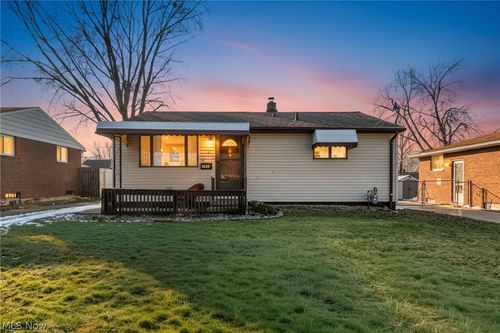 6386 Sandfield Dr, Brook Park, OH, 44142-3750 | Card Image