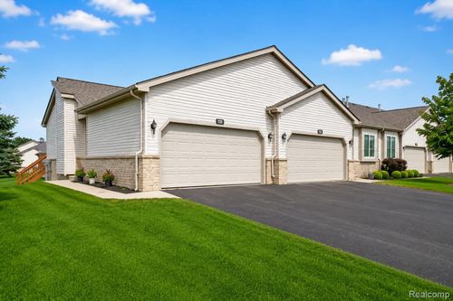 2011 Murray St, Grand Blanc, MI, 48439-9389 | Card Image