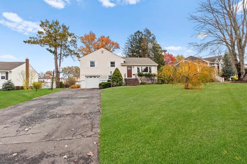 19 Petry Dr, East Hanover, NJ, 07936-1418 | Card Image