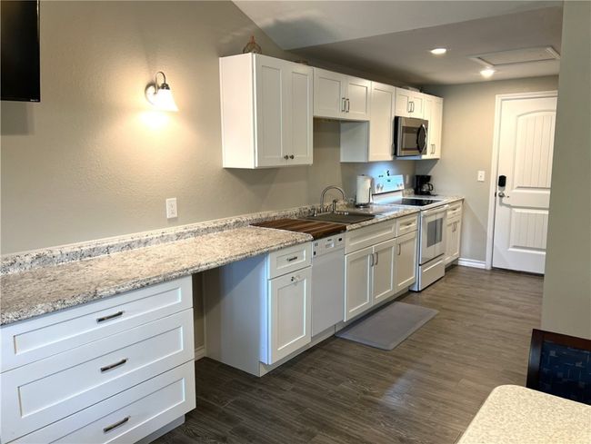 PLENTY OF COUNTER SPACE | Image 7