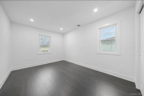 200 Irish Ln, Islip Terrace, NY, 11752-2115 | Card Image