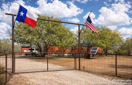 205 May Rd, Pleasanton, TX, 78064-5330 | Card Image