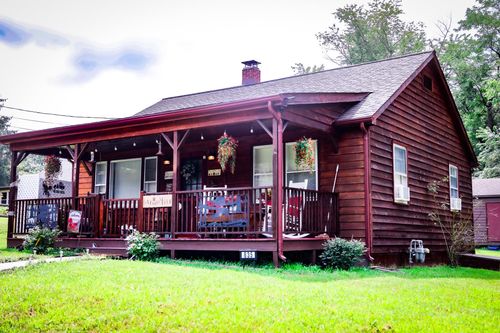 835 Maryland Ave, Waynesboro, VA, 22980-2931 | Card Image