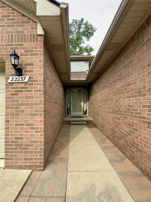 22237 Brehmer Ct, Brownstown Twp, MI, 48183-1471 | Card Image
