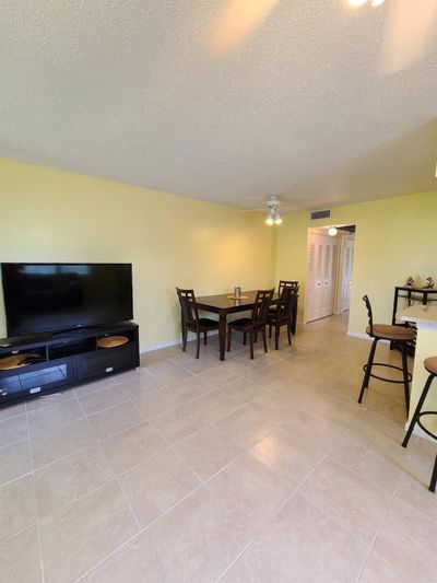 133 Camden F, Condo with 1 bedrooms, 1 bathrooms and null parking in West Palm Beach FL | Image 3