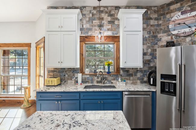 381 Camino Primero, House other with 3 bedrooms, 2 bathrooms and null parking in Leakey TX | Image 14