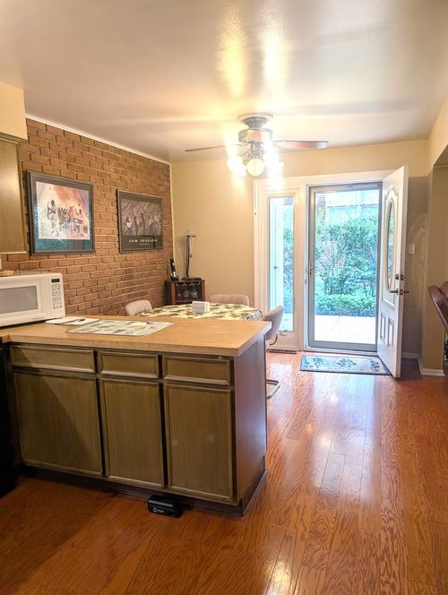 90-90 N Dee Road, Park Ridge, IL, 60068 | Card Image