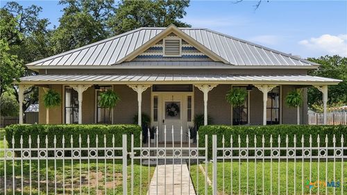 431 E Commerce St, New Braunfels, TX, 78130-4226 | Card Image
