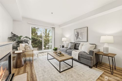 102-9057 Greenwood Ave N, Seattle, WA, 98103-3685 | Card Image