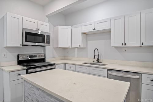 671 Clairmount St, Detroit, MI, 48202-1527 | Card Image