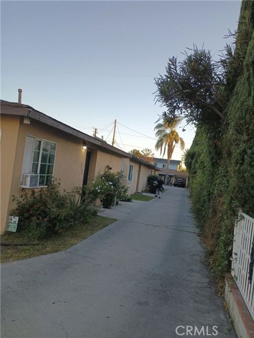 5836 Live Oak St, Bell Gardens, CA, 90201-4617 | Card Image