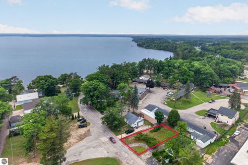 2816 Sunnyside Dr, Cadillac, MI, 49601-9730 | Card Image