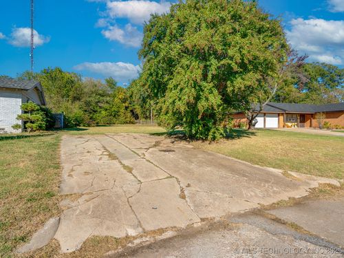 908 W 22nd St, Ada, OK, 74820-8024 | Card Image