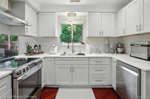 1024 Blairmoor Ct, Grosse Pointe Woods, MI, 48236-1245 | Card Image