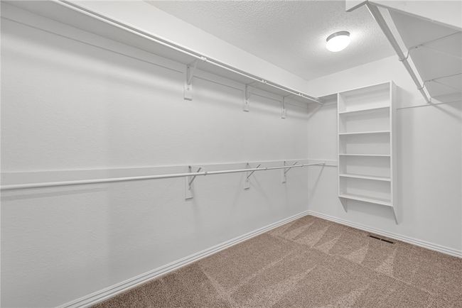 MB Large walk in closet! | Image 11