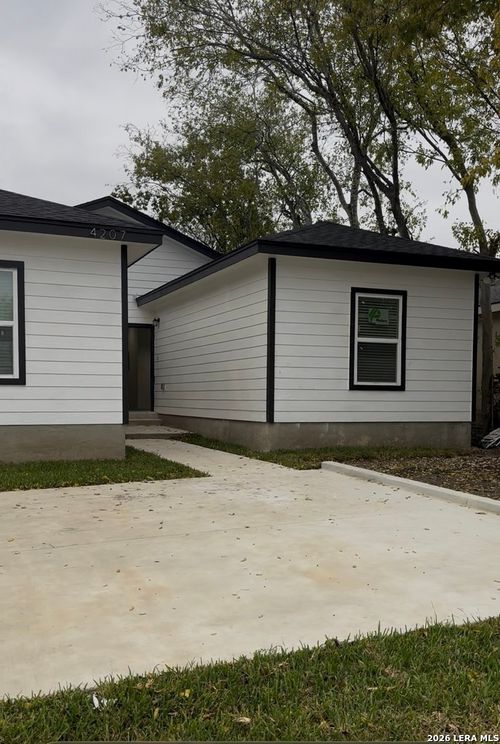 102-4207 Commercial Ave, San Antonio, TX, 78221-3728 | Card Image