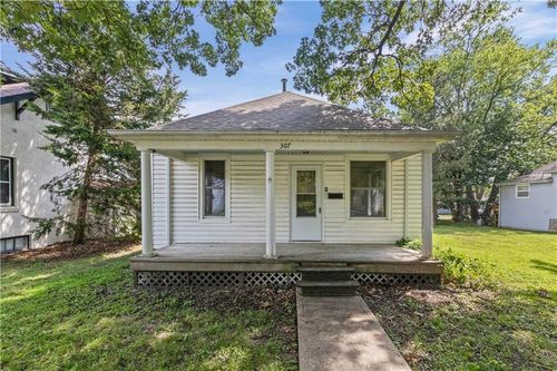 307 Miami St, Paola, KS, 66071-1747 | Card Image