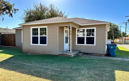 703 W Nevada St, Seymour, TX, 76380-2026 | Card Image