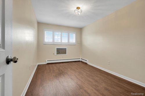 apt-11-22444 Kelly Rd, Eastpointe, MI, 48021-2600 | Card Image