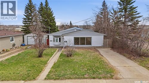1065 Stadacona St W, Moose Jaw, SK, S6H2B1 | Card Image