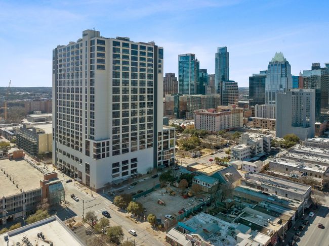 Adjoining the Hilton Austin Hotel at 555 E. 5th Street, this 31-story high-rise offers an unparalleled lifestyle with breathtaking views, premium amenities, and exclusive resident services. | Image 27