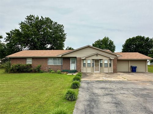 705 W 3rd St, Skiatook, OK, 74070-1305 | Card Image