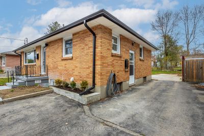 165 Fairhaven Cir, Home with 3 bedrooms, 2 bathrooms and 7 parking in London ON | Image 2