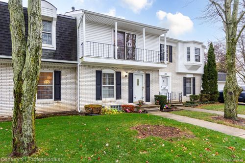 92-121 Stratford Ln, Rochester Hills, MI, 48309-2011 | Card Image