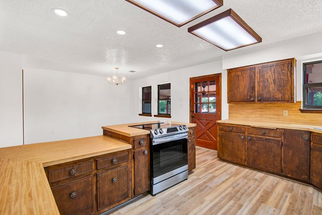 Kitchen view to the dining area. | Image 11