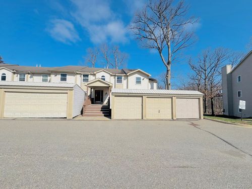 78-4956 Oak Hill Dr, Waterford, MI, 48329-1745 | Card Image