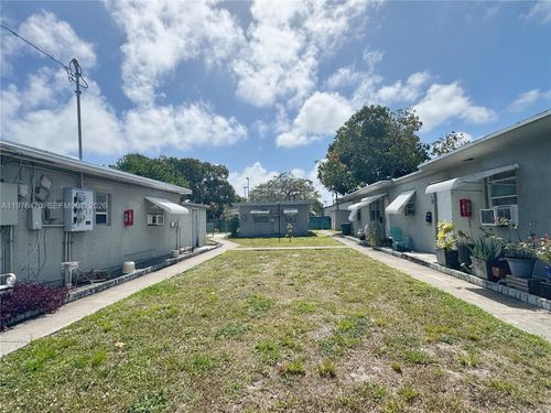apt-2-124 Se 4th St, Hallandale Beach, FL, 33009-6437 | Card Image