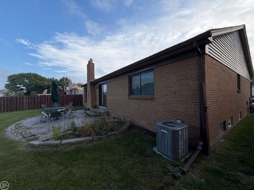 42595 Kingsley Dr, Clinton Township, MI, 48038-1677 | Card Image