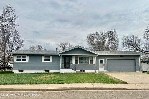 687 Custer St, Dickinson, ND, 58601-4587 | Card Image