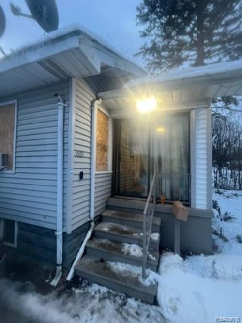 1933 Concord St, Flint, MI, 48504-3123 | Card Image