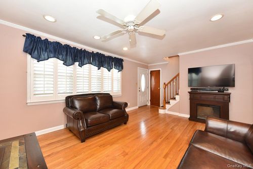 105 Dow Ave, Mineola, NY, 11501-3323 | Card Image