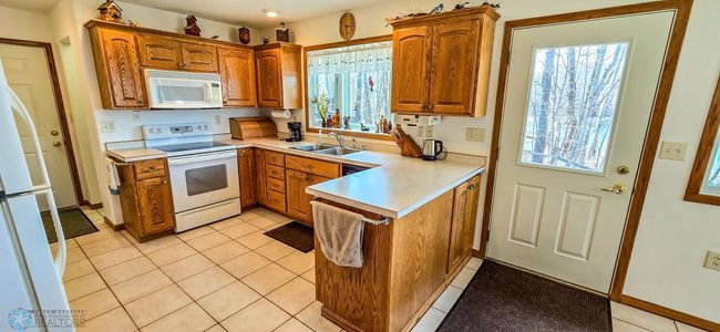 Beautiful & Bright Kitchen | Image 30