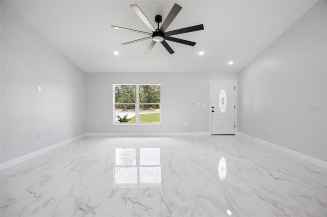 living main area | Image 32