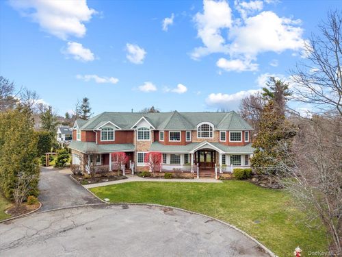98 Swan Ct, Roslyn, NY, 11576-1219 | Card Image
