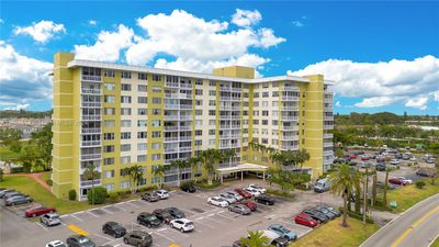 916B - 4400 Hillcrest Dr, Condo with 2 bedrooms, 2 bathrooms and null parking in Hollywood FL | Image 1