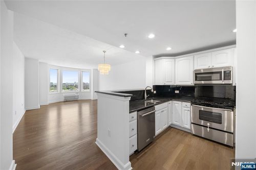 6408 City Pl, Edgewater, NJ, 07020-3177 | Card Image