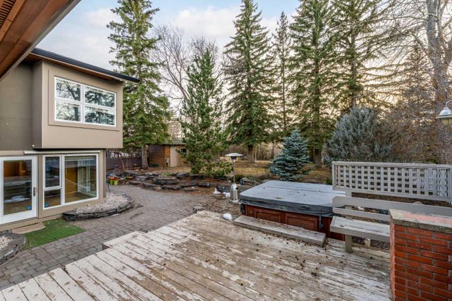 435 Wildwood Drive Sw, Home with 4 bedrooms, 3 bathrooms and 4 parking in Calgary AB | Image 39
