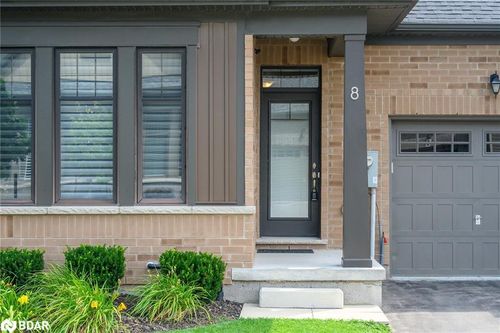 8 Cosmopolitan Common, Saint Catharines, ON, L2M0B8 | Card Image