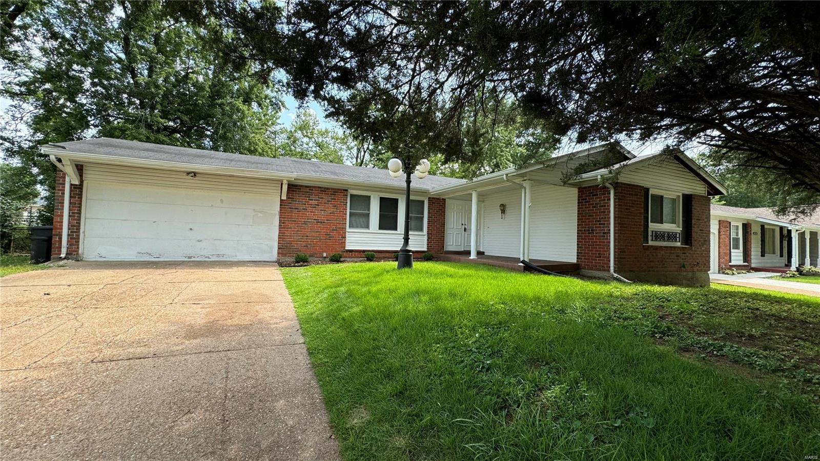 Huntington Dr, Florissant, MO 63033