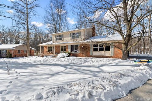 1761 Oakstone Dr, Rochester Hills, MI, 48309-1804 | Card Image