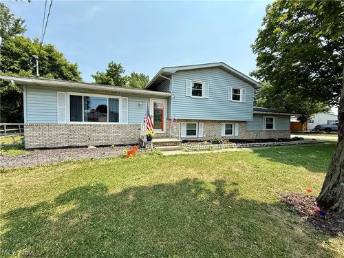 831 N Crestline St, Crestline, OH, 44827-1032 | Card Image