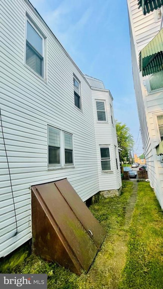 21 N Chestnut St, Home with 4 bedrooms, 2 bathrooms and null parking in Mount Carmel PA | Image 8